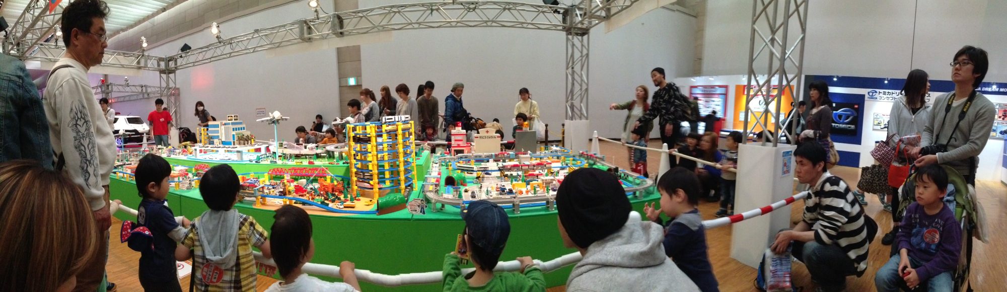 アトラクションゾーンのゲームの景品と、物販ブースで購入した分を合わせて8台くらいトミカが増えました。